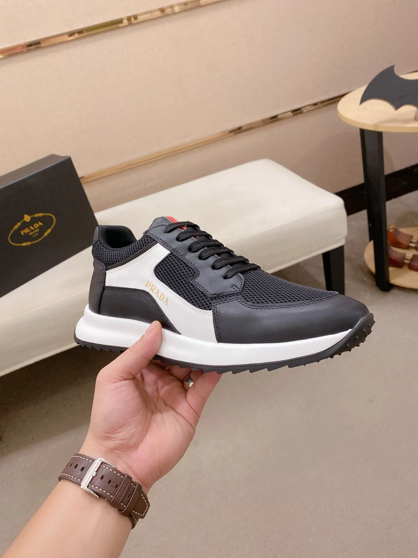 Factory price 462💰 The new PRADA (Prada) counters are launched simultaneously, new men's shoes, 😘fabrics are selected from cowhide. Lining: Mesh lining. 👍🏿 High-end ☄️ air-cushion molded anti-slip rubber outsole, exquisite lines, simple and elegant, comfortable and high-end for leisure travel. Number of yards: 38 to 44. Can be ordered for 45 non-refundable